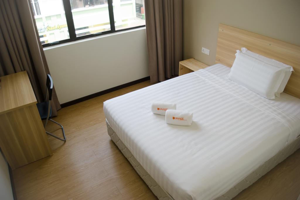 1 Orange Hotel Sungai Buloh Exteriör bild